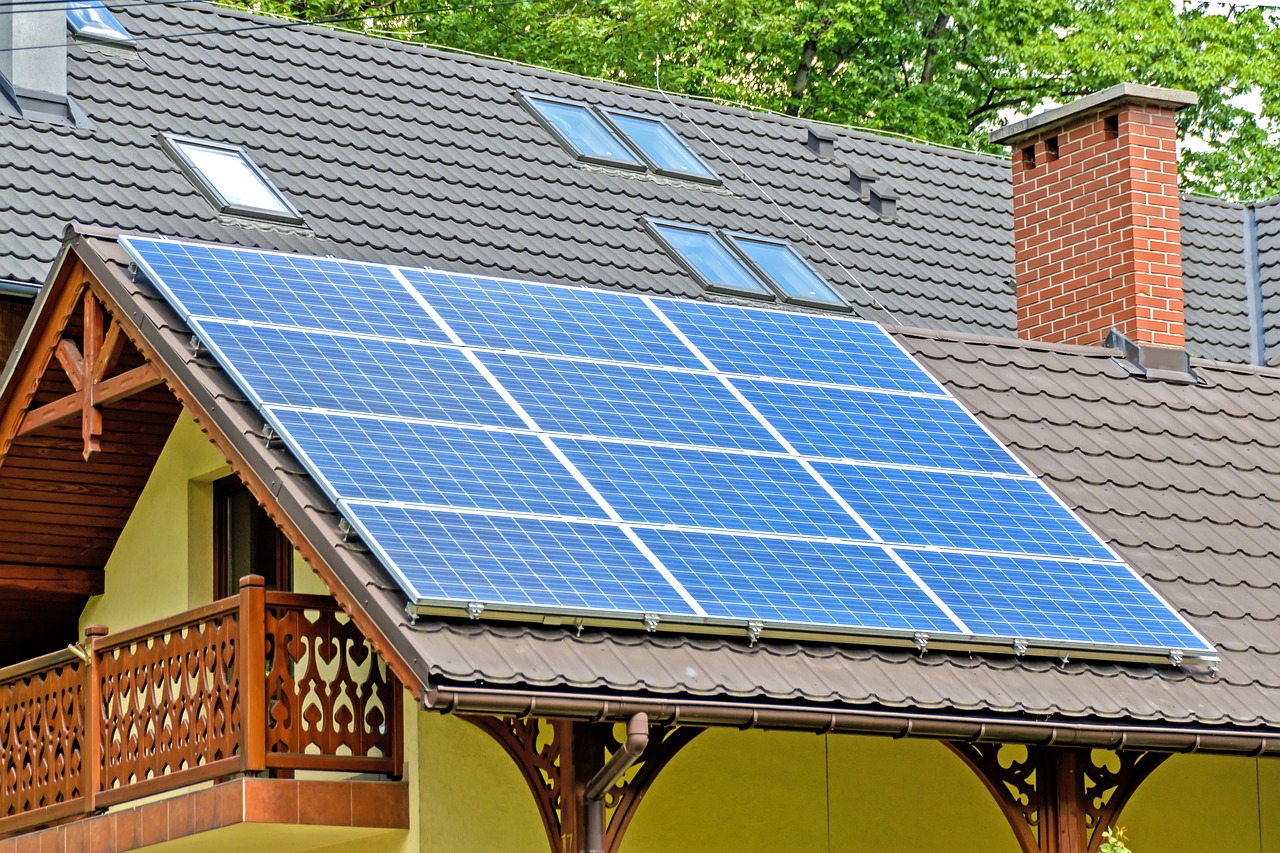 How many solar panels do you need to power a house?