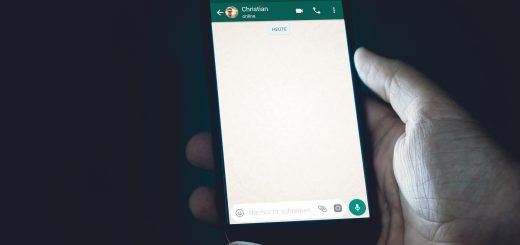 How to Invite Users to a Group Chat on WhatsApp